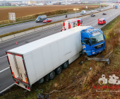 Schwerer Unfall A81 bei Ditzingen. LKW kracht in SUV schiebt diesen kurz vor den Brückenpfeiler. Schwere Bergungsarbeiten