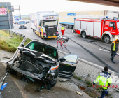 Schwerer Unfall A81 bei Ditzingen. LKW kracht in SUV schiebt diesen kurz vor den Brückenpfeiler. Schwere Bergungsarbeiten