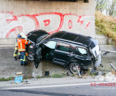 Schwerer Unfall A81 bei Ditzingen. LKW kracht in SUV schiebt diesen kurz vor den Brückenpfeiler. Schwere Bergungsarbeiten