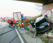 Schwerer Unfall A81 bei Ditzingen. LKW kracht in SUV schiebt diesen kurz vor den Brückenpfeiler. Schwere Bergungsarbeiten