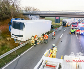 Schwerer Unfall A81 bei Ditzingen. LKW kracht in SUV schiebt diesen kurz vor den Brückenpfeiler. Schwere Bergungsarbeiten