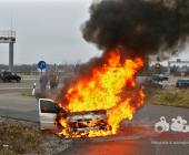 PKW fängt in Engelbergtunnel Feuer - Fahrer schafft es den Tunnel zu verlassen dann steht das Fahrzeug im Vollbrand