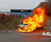 PKW fängt in Engelbergtunnel Feuer - Fahrer schafft es den Tunnel zu verlassen dann steht das Fahrzeug im Vollbrand