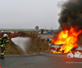 PKW fängt in Engelbergtunnel Feuer - Fahrer schafft es den Tunnel zu verlassen dann steht das Fahrzeug im Vollbrand