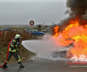 PKW fängt in Engelbergtunnel Feuer - Fahrer schafft es den Tunnel zu verlassen dann steht das Fahrzeug im Vollbrand