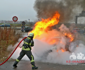 PKW fängt in Engelbergtunnel Feuer - Fahrer schafft es den Tunnel zu verlassen dann steht das Fahrzeug im Vollbrand