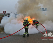 PKW fängt in Engelbergtunnel Feuer - Fahrer schafft es den Tunnel zu verlassen dann steht das Fahrzeug im Vollbrand