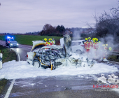 Nach Frontalunfall brennt PKW komplett aus - mehrere zum Teil schwerstverletzte - Strecke über Stunden gesperrt