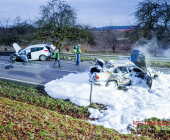 Nach Frontalunfall brennt PKW komplett aus - mehrere zum Teil schwerstverletzte - Strecke über Stunden gesperrt