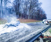 Nach Frontalunfall brennt PKW komplett aus - mehrere zum Teil schwerstverletzte - Strecke über Stunden gesperrt