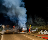 Mercedes im Vollbrand auf der L1115 Gemarkung Großbottwar: Vollsperrung nach Fahrzeugbrand.