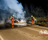 Mercedes im Vollbrand auf der L1115 Gemarkung Großbottwar: Vollsperrung nach Fahrzeugbrand.