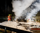 Mercedes im Vollbrand auf der L1115 Gemarkung Großbottwar: Vollsperrung nach Fahrzeugbrand.