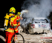 Mercedes im Vollbrand auf der L1115 Gemarkung Großbottwar: Vollsperrung nach Fahrzeugbrand.