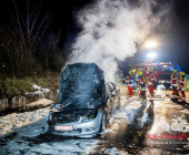 Mercedes im Vollbrand auf der L1115 Gemarkung Großbottwar: Vollsperrung nach Fahrzeugbrand.