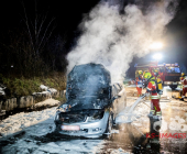 Mercedes im Vollbrand auf der L1115 Gemarkung Großbottwar: Vollsperrung nach Fahrzeugbrand.