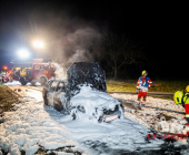 Mercedes im Vollbrand auf der L1115 Gemarkung Großbottwar: Vollsperrung nach Fahrzeugbrand.