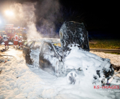 Mercedes im Vollbrand auf der L1115 Gemarkung Großbottwar: Vollsperrung nach Fahrzeugbrand.