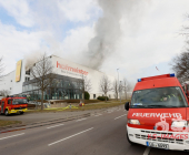 Grossbrand in Bietigheimer Möbelhaus - Großeinsatz für Feuerwehr, Rettungsdienst und Polizei