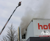 Grossbrand in Bietigheimer Möbelhaus - Großeinsatz für Feuerwehr, Rettungsdienst und Polizei