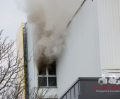 Grossbrand in Bietigheimer Möbelhaus - Großeinsatz für Feuerwehr, Rettungsdienst und Polizei
