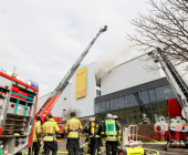 Grossbrand in Bietigheimer Möbelhaus - Großeinsatz für Feuerwehr, Rettungsdienst und Polizei
