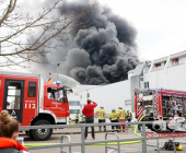 Grossbrand in Bietigheimer Möbelhaus - Großeinsatz für Feuerwehr, Rettungsdienst und Polizei