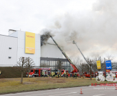 Grossbrand in Bietigheimer Möbelhaus - Großeinsatz für Feuerwehr, Rettungsdienst und Polizei