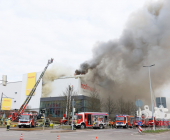 Grossbrand in Bietigheimer Möbelhaus - Großeinsatz für Feuerwehr, Rettungsdienst und Polizei
