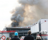 Grossbrand in Bietigheimer Möbelhaus - Großeinsatz für Feuerwehr, Rettungsdienst und Polizei