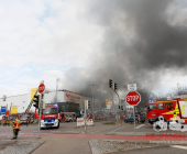 Grossbrand in Bietigheimer Möbelhaus - Großeinsatz für Feuerwehr, Rettungsdienst und Polizei