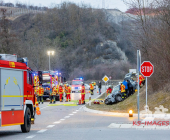 Linienbus kracht in PKW - PKW Fahrerin schwerst eingeklemmt - Mehrere Feuerwehren im Einsatz