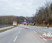 Linienbus kracht in PKW - PKW Fahrerin schwerst eingeklemmt - Mehrere Feuerwehren im Einsatz