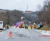 Linienbus kracht in PKW - PKW Fahrerin schwerst eingeklemmt - Mehrere Feuerwehren im Einsatz