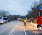Linienbus kracht in PKW - PKW Fahrerin schwerst eingeklemmt - Mehrere Feuerwehren im Einsatz