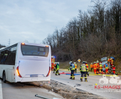 Linienbus kracht in PKW - PKW Fahrerin schwerst eingeklemmt - Mehrere Feuerwehren im Einsatz