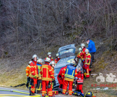 Linienbus kracht in PKW - PKW Fahrerin schwerst eingeklemmt - Mehrere Feuerwehren im Einsatz