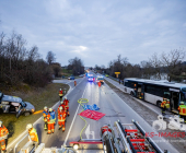 Linienbus kracht in PKW - PKW Fahrerin schwerst eingeklemmt - Mehrere Feuerwehren im Einsatz