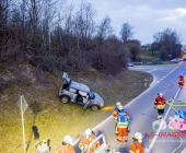 Linienbus kracht in PKW - PKW Fahrerin schwerst eingeklemmt - Mehrere Feuerwehren im Einsatz