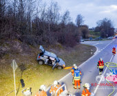 Linienbus kracht in PKW - PKW Fahrerin schwerst eingeklemmt - Mehrere Feuerwehren im Einsatz