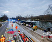 Linienbus kracht in PKW - PKW Fahrerin schwerst eingeklemmt - Mehrere Feuerwehren im Einsatz