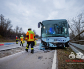 Linienbus kracht in PKW - PKW Fahrerin schwerst eingeklemmt - Mehrere Feuerwehren im Einsatz