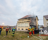 Pleidelsheim: Feuer an Flüchtlingsunterkunft - Marbacher Straße - Mehrere Feuerwehren auch hier im Einsatz