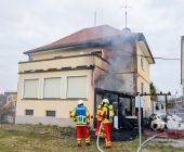 Pleidelsheim: Feuer an Flüchtlingsunterkunft - Marbacher Straße - Mehrere Feuerwehren auch hier im Einsatz