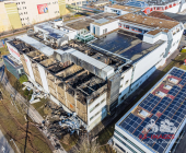 LUFTAUFNAHMEN - Ein Tag nach dem Grossbrand in Bietigheimer Möbelhaus - Großeinsatz für Feuerwehr, Rettungsdienst und Polizei