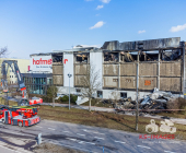 LUFTAUFNAHMEN - Ein Tag nach dem Grossbrand in Bietigheimer Möbelhaus - Großeinsatz für Feuerwehr, Rettungsdienst und Polizei