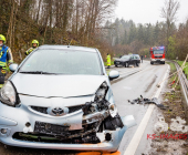 Frontalzusammenstoß zweier Pkw in einem Kurvenbereich - Feuerwehr Erdmannhausen im Einsatz. L1124 bei Marbach aktuell voll gesperrt