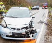 Frontalzusammenstoß zweier Pkw in einem Kurvenbereich - Feuerwehr Erdmannhausen im Einsatz. L1124 bei Marbach aktuell voll gesperrt