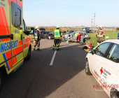 -GEPIXELT- Nach Frontalunfall eingeklemmt. Feuerwehr befreit Fahrer/in durch Dachabnahme. Rettungshubschrauber für Transport angefordert