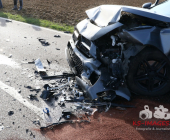 -GEPIXELT- Nach Frontalunfall eingeklemmt. Feuerwehr befreit Fahrer/in durch Dachabnahme. Rettungshubschrauber für Transport angefordert